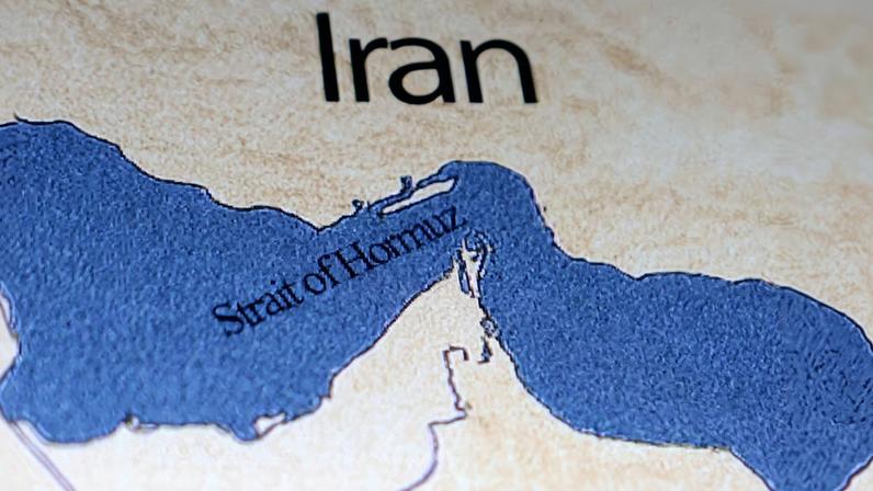 Navios devem coordenar com a Marinha do Irã para cruzar Estreito de Ormuz