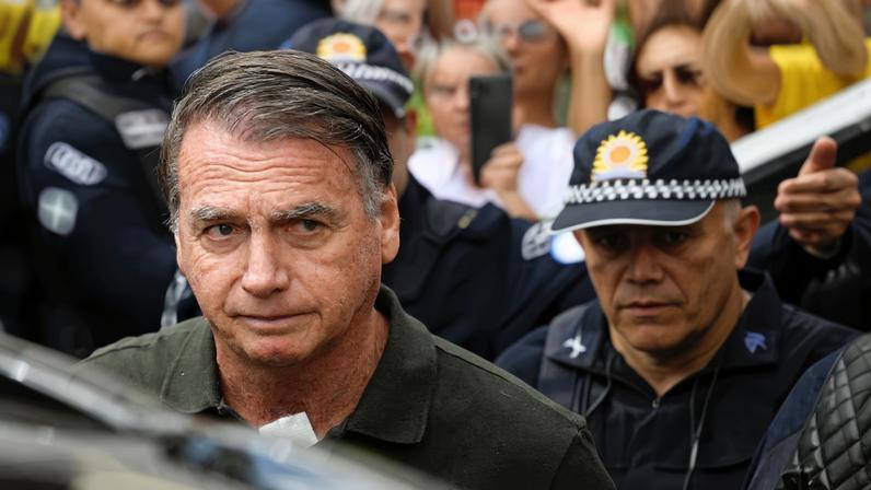 Ex-presidente Jair Bolsonaro, preso, é levado ao hospital após mal-estar