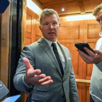 Manifestante anti-guerra ferido em confronto com senador Sheehy no Capitol Hill