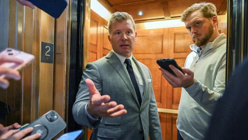 Manifestante anti-guerra ferido em confronto com senador Sheehy no Capitol Hill