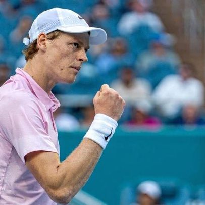 Sinner reage no segundo set, amplia recorde e volta às quartas