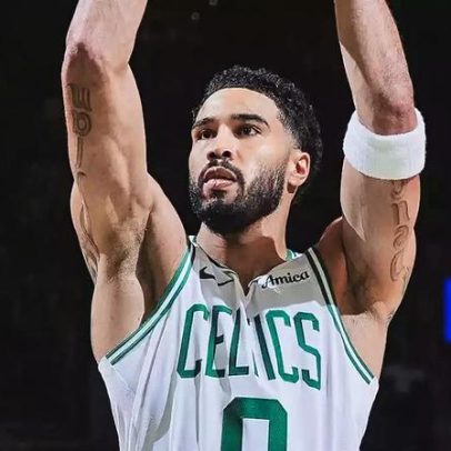 Jayson Tatum retorna de lesão e recebe prêmio da NBA