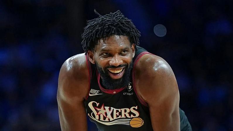 Embiid decide e 76ers vencem Hornets em confronto direto