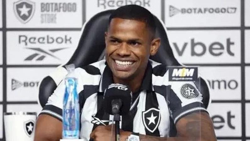 Júnior Santos revela planos de retorno ao Botafogo