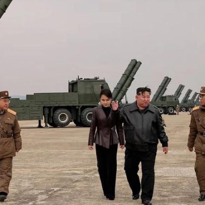 Kim supervisiona teste de lançadores múltiplos de foguetes