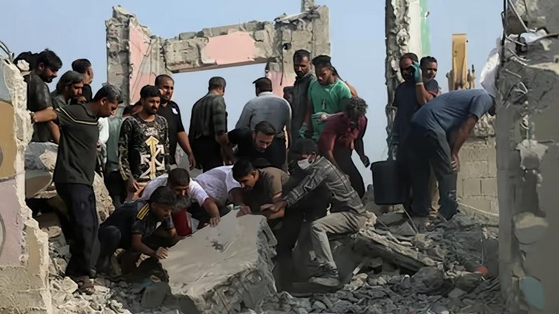 Rescatistas y residentes buscan entre los escombros tras el ataque israelí-estadounidense contra una escuela primaria femenina en Minab, al sur de Irán, el sábado 28 de febrero de 2026.