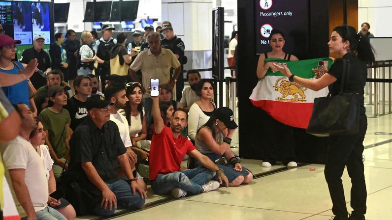 Mais duas jogadoras iranianas de futebol buscam asilo na Austrália