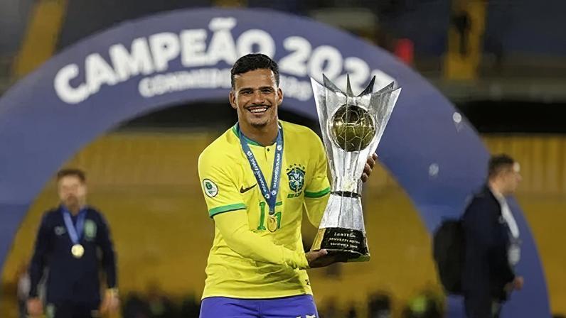 Alex Sandro é cortado, Kaiki é convocado para a Seleção