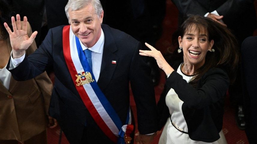O presidente do Chile, José Antônio Kast, e a primeira-dama Maria Pia Adriasola, na cerimônia de posse, em 11 de março de 2026. Foto: Rodrigo Arangua/AFP
