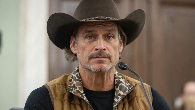 Pete Hegseth agradece Kid Rock após suspensões de pilotos de helicóptero