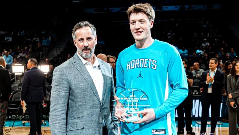 Kon Knueppel se aproxima de prêmio da NBA