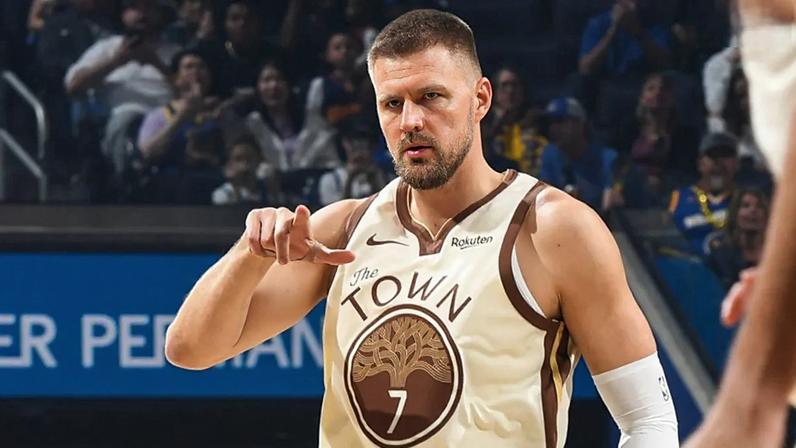 Warriors discutem extensão de contrato com Kristaps Porzingis