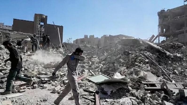 Un grupo de hombres inspecciona las ruinas de una comisaría atacada el lunes en medio de la campaña militar estadounidense-israelí en Teherán, el martes 3 de marzo de 2026.