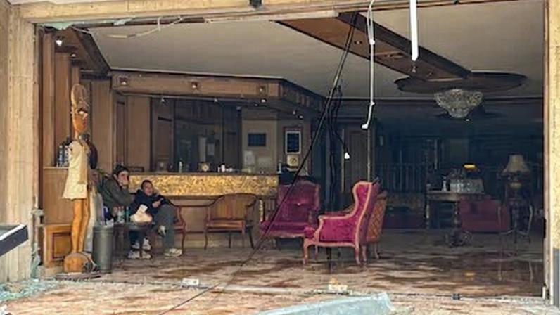 Hotel Comfort, afectado por los ataques israelíes, en el municipio de Baabda (Líbano), este miércoles.