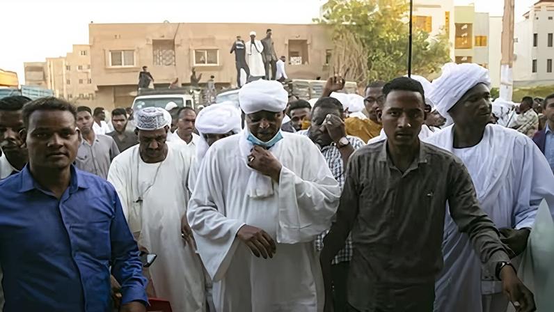 Musa Hilal (en el centro) es acompañado por sus seguidores frente a su domicilio en Jartum, Sudán, el 11 de marzo de 2021.