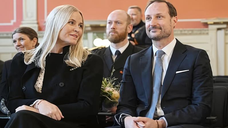 El príncipe heredero Haakon y la princesa heredera Mette-Marit, durante una visita a la Biblioteca de Fredrikstad con motivo de su centenario, el 28 de enero de 2026, en Fredrikstad, Noruega
