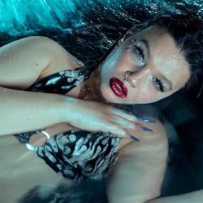 Lola Young retorna após afastamento para se curar