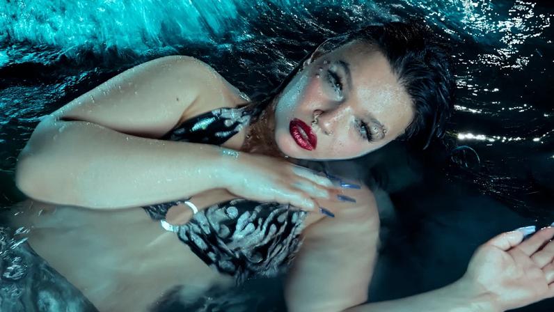 Lola Young retorna após afastamento para se curar