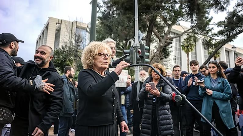 Magda Fyssa, madre del rapero Pavlos Fyssas, celebra la condena de los asesinos de su hijo frente al tribunal de Atenas.