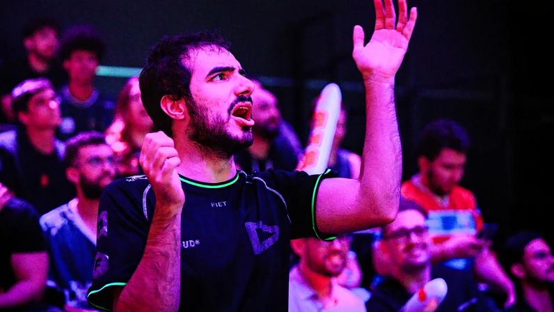 Imagem da LOUD no palco do CBLOL 2026