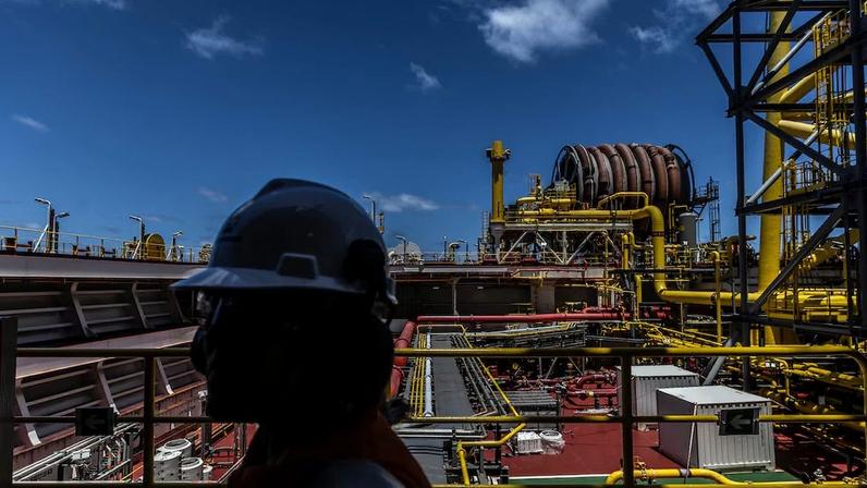 Rali do petróleo eleva ações da Petrobras e dá impulso ao índice, em meio a tensões no Oriente Médio.