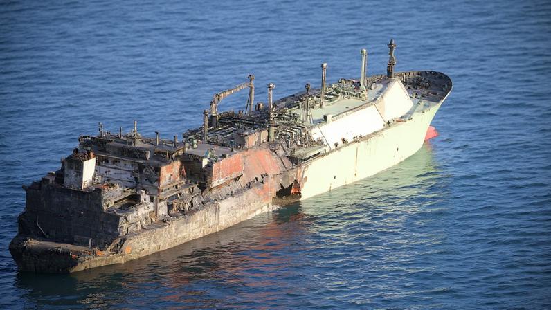 Navio-tanque de LNG russo danificado chega às águas da Líbia, diz Itália