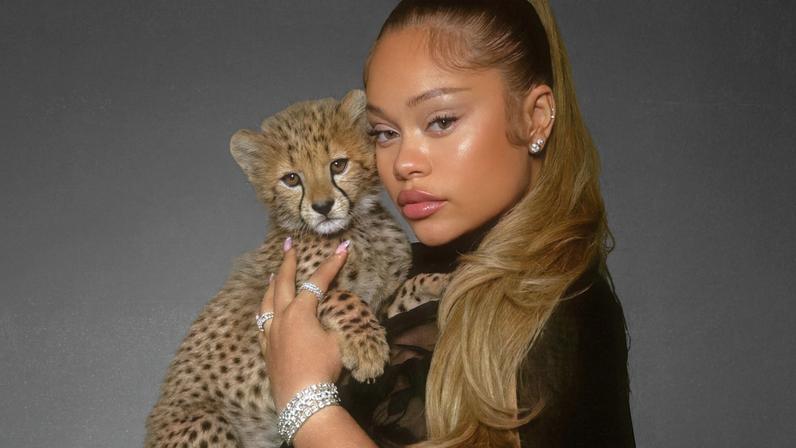 Latto anuncia gravidez na capa do novo álbum Big Mama