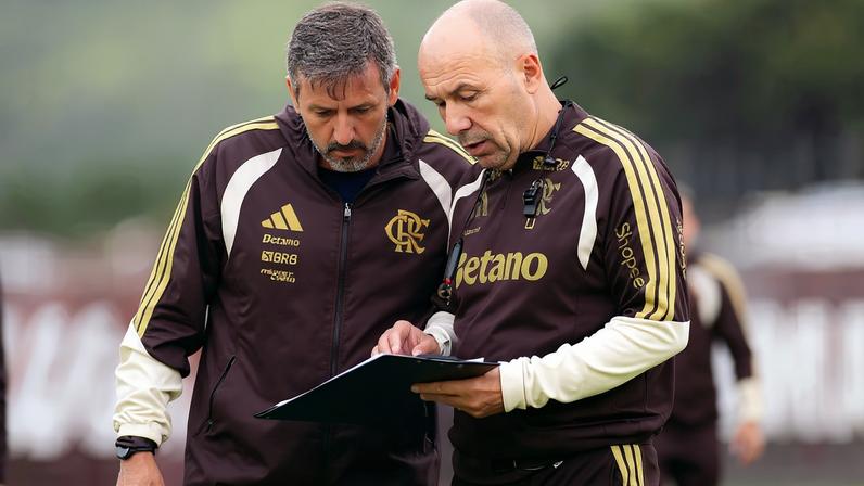 Leonardo Jardim conversa com membro da comissão técnica em treino do Flamengo (Foto: Adriano Fontes / Flamengo)