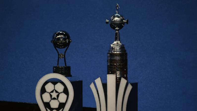 Taças da Sul-Americana e Libertadores são expostas em sorteio da Conmebol (Foto: Daniel Duarte / AFP)