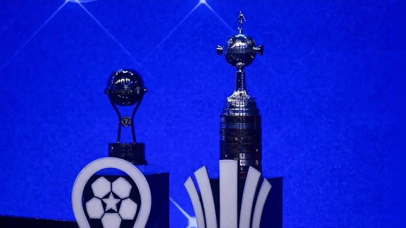 Taças da Sul-Americana e Libertadores são expostas em sorteio da Conmebol (Foto: Daniel Duarte / AFP)