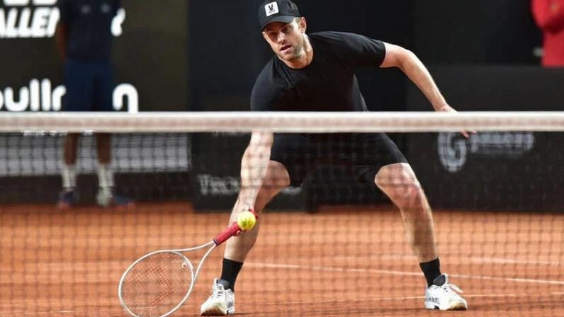 O norte-americano Andy Roddick no jogo das lendas na estreia do LA Open 2026