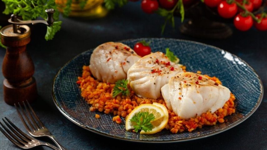 Lombo de bacalhau com lentilha (Imagem: gkrphoto | Shutterstock)