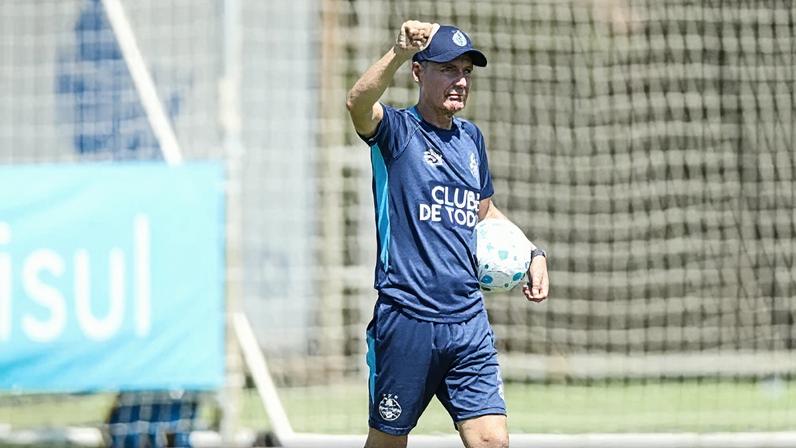 Luis Castro durante treino do Grêmio em 2026