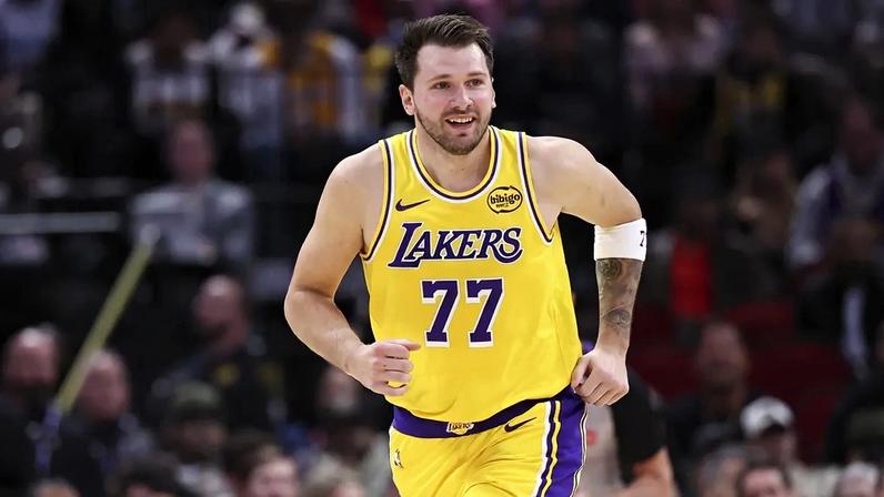 Doncic e defesa brilham na vitória dos Lakers sobre os Rockets