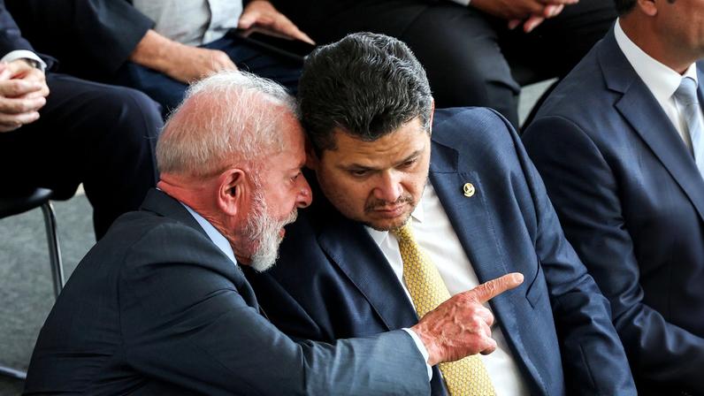 Lula e Alcolumbre: relação entre governo e Congresso atravessa fase de maior tensão política (Foto: Antonio Cruz/Agência Brasil)