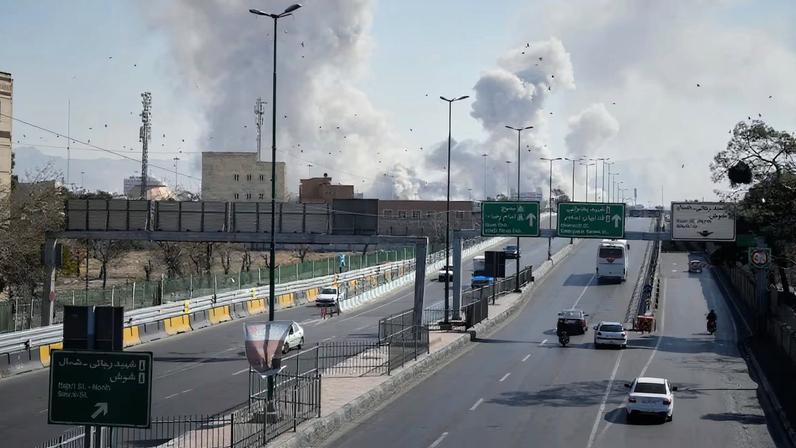 Columnas de humo se elevan en Teherán durante la campaña militar estadounidense-israelí en Irán, este jueves.