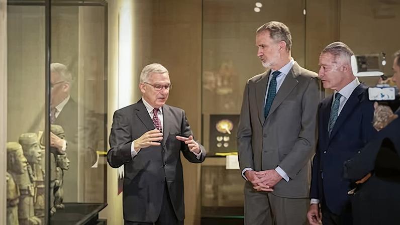 Visita del Rey Felipe VI a la exposición 'La mitad del mundo. La mujer en el México indígena' en Madrid.