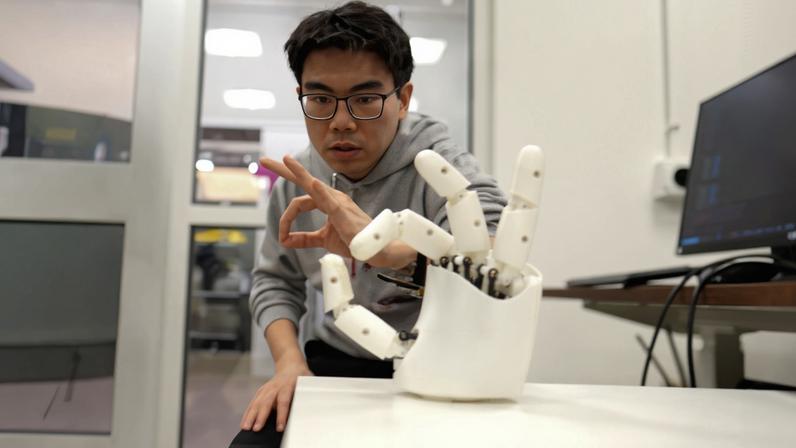 Pulseira permite controlar mão robótica pelos próprios movimentos