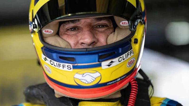 Helio Castroneves nos boxes de Curvelo (Foto: José Mário Dias/Mercado Livre Racing)