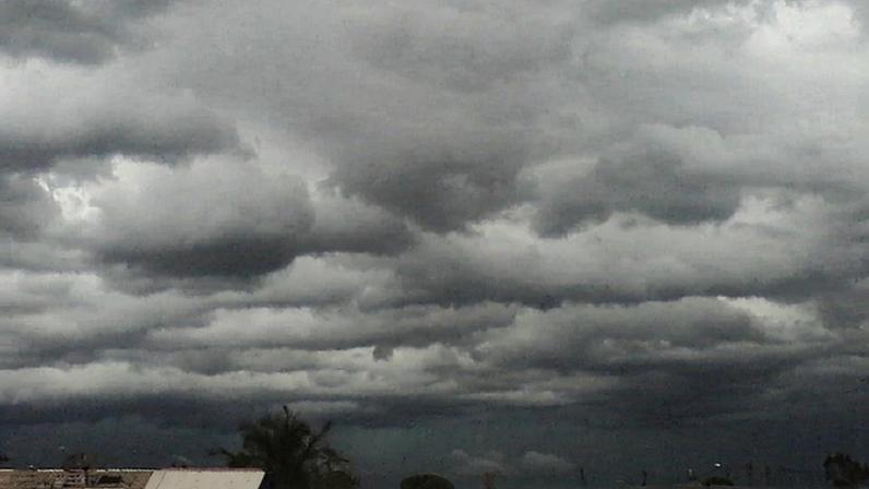 Nuvens carregadas sobre Bataguassu, MS (Foto: Luis Fernando)
