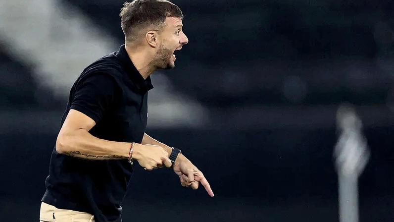 Botafogo demite o técnico Martín Anselmi