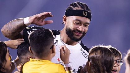 Memphis Depay com crianças antes da bola rolar