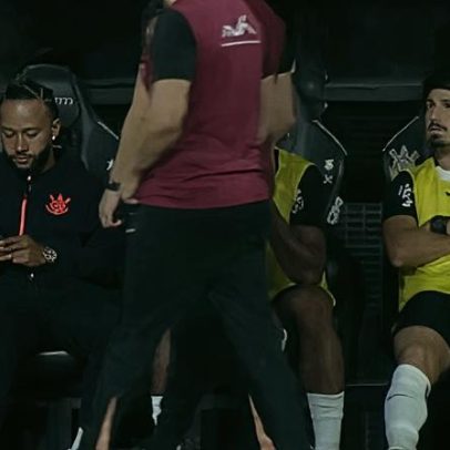 Memphis comenta uso de celular no banco durante jogo do Corinthians