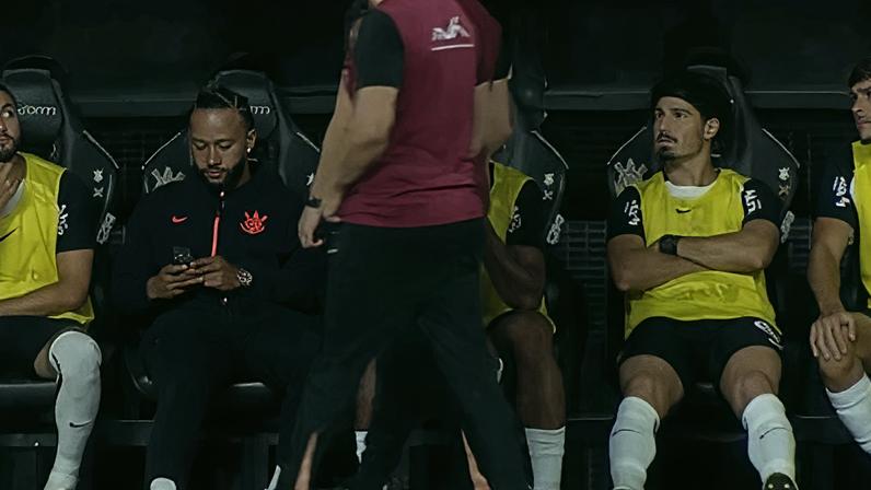 Memphis comenta uso de celular no banco durante jogo do Corinthians
