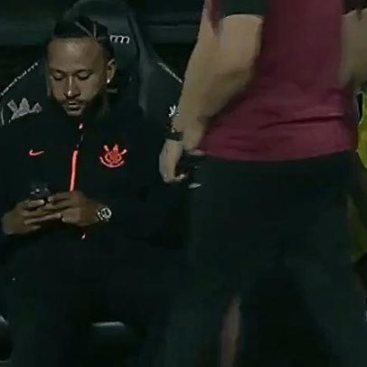 Memphis é denunciado pelo STJD por uso de celular em Corinthians x Flamengo