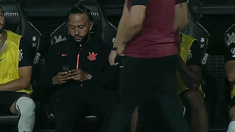 Memphis é flagrado usando o celular durante partida