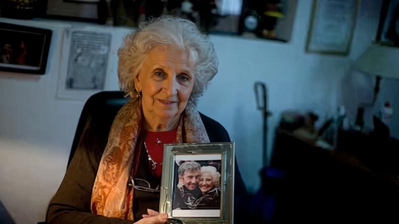 Estela de Carlotto sostiene una fotografía de ella y su nieto Ignacio, en Buenos Aires, el 6 de junio de 2016.