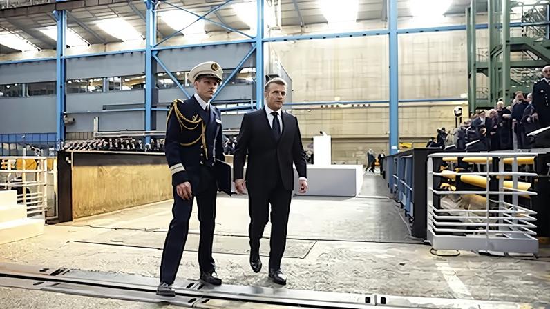 El presidente francés, Emmanuel Macron, con un oficial del ejército después de su discurso en la Ile Longe el pasado 2 de marzo.