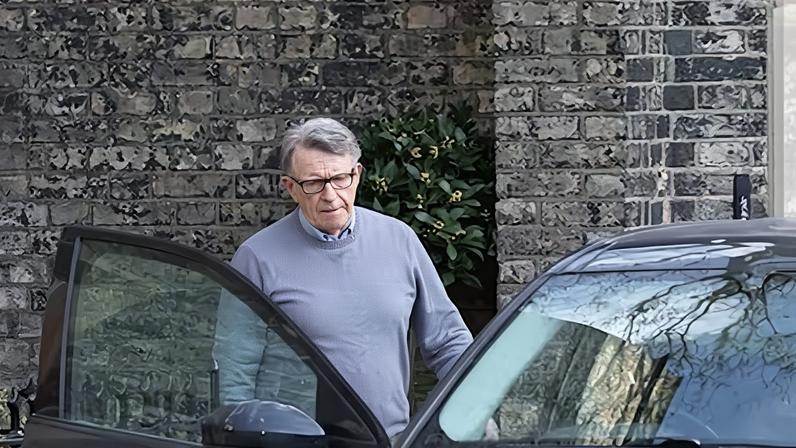 Novos documentos indicam que Starmer sabia do risco reputacional de Mandelson com Epstein