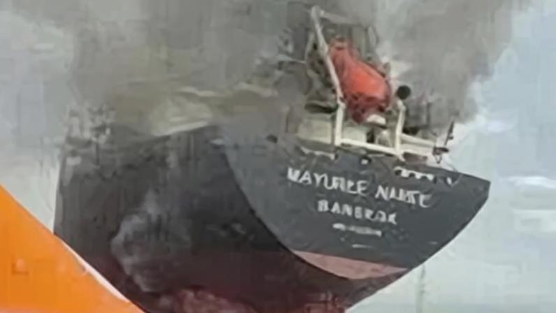 Imagens divulgadas pela Marinha Real Tailandesa mostram o navio cargueiro 'Mayuree Naree' envolto em uma densa fumaça preta